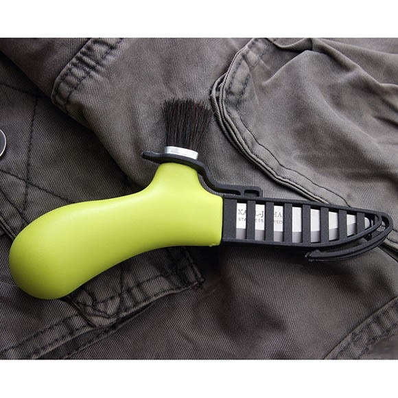 Нож Morakniv Karl-Johan для грибов, нержавеющая сталь, щетка из конского волоса Нож Morakniv Karl-Johan для грибов, нержавеющая сталь, щетка из конского волоса